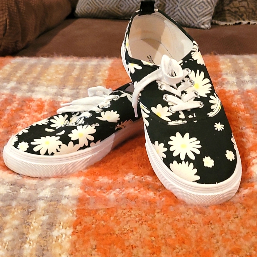 Daisy Pattern Tennis Shoe Size 8